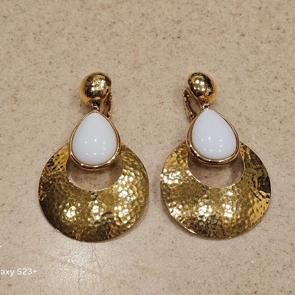 STATEMENT JOSE MARIA BARRERA WHITE HAMMERED GOLD DROP DANGLE CHANDELIER EARRINGS